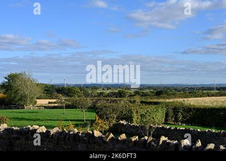 Vue sur le paysage plat de la vallée de Severn avec les éoliennes d'Avonmouth au loin, au Royaume-Uni Banque D'Images