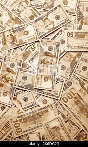 Vue de dessus de tas de dollars des États-Unis pour le concept de commerce et de richesse en sépia Banque D'Images