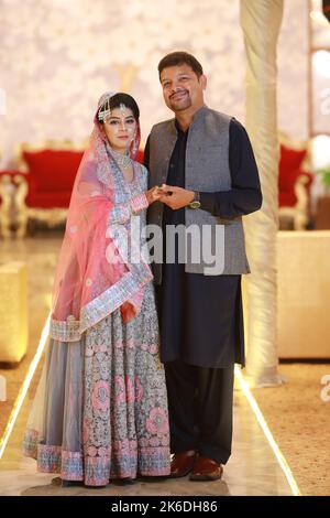 Mariage pakistanais : mariée et marié à la traditionnelle cérémonie de Nikoh à Karachi Banque D'Images