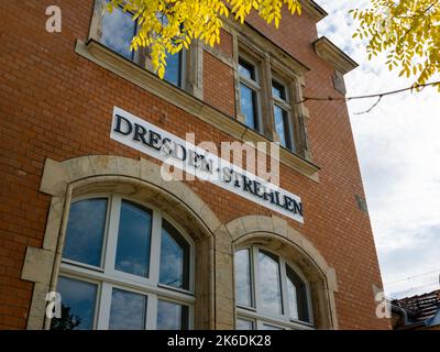 Panneau nominé Dresden Strehlen dans le bâtiment de la gare. La façade jaune en clinker de l'ancienne maison est en bon état. Banque D'Images
