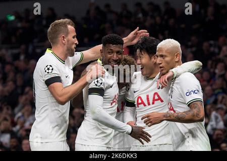 Londres, Royaume-Uni. 12th octobre 2022. Heung min-son de Tottenham Hotspur (2R) fête avec ses coéquipiers après qu'il a mis ses équipes 3rd but. UEFA Champions League, Group D Match, Tottenham Hotspur v Eintracht Frankfurt au Tottenham Hotspur Stadium de Londres le mercredi 12th octobre 2022. Cette image ne peut être utilisée qu'à des fins éditoriales. Utilisation éditoriale uniquement, licence requise pour une utilisation commerciale. Aucune utilisation dans les Paris, les jeux ou les publications d'un seul club/ligue/joueur. photo de Sandra Mailer/Andrew Orchard sports Photography/Alamy Live News crédit: Andrew Orchard sports Photography/Alamy Live News Banque D'Images