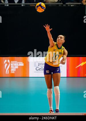 APELDOORN, PAYS-BAS - OCTOBRE 13 : Gabriela Gabi Braga Guimaraes du Brésil participe au demi-finale du match entre l'Italie et le Brésil le jour 19 du Championnat du monde de volley-ball FIVB Womens 2022 à l'Omnisport Apeldoorn sur 13 octobre 2022 à Apeldoorn, pays-Bas (photo de René Nijhuis/Orange Pictures) Banque D'Images