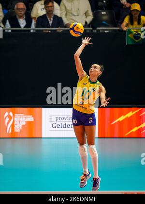 APELDOORN, PAYS-BAS - OCTOBRE 13 : Gabriela Gabi Braga Guimaraes du Brésil participe au demi-finale du match entre l'Italie et le Brésil le jour 19 du Championnat du monde de volley-ball FIVB Womens 2022 à l'Omnisport Apeldoorn sur 13 octobre 2022 à Apeldoorn, pays-Bas (photo de René Nijhuis/Orange Pictures) Banque D'Images