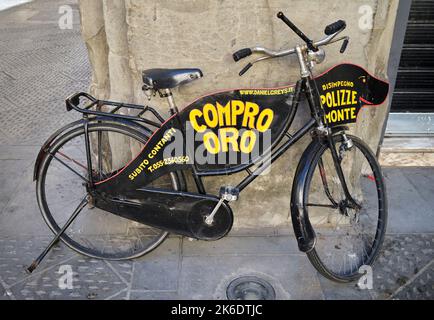 'Compro Oro' Gold Shop annonçant sur le vélo dans la rue dans le centre de Florence Italie Banque D'Images