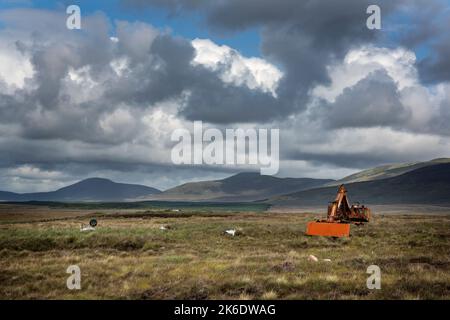 Une pelle hydraulique abandonnée sur une tourbière irlandaise. Banque D'Images