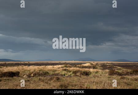 Chalet abandonné au milieu du vaste pays de Bangor Erris Bog, comté de Mayo, Irlande. Des nuages sombres s'accumulent, la pluie arrive. Banque D'Images