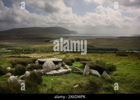 Belle vue de la tombe mégalithique sur la pente de la montagne de Slievemore à l'île d'Achill en Irlande. Banque D'Images