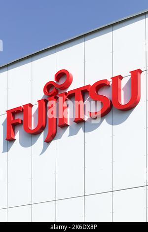 Aarhus, Danemark - 22 août 2015 : logo Fujitsu sur un mur. Fujitsu est une société multinationale japonaise d'équipements et de services informatiques Banque D'Images