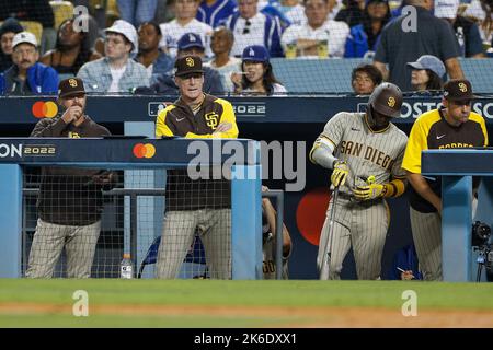 Bob Melvin (3), directeur des Padres de San Diego, regarde pendant le match 2 des NLDS contre les Dodgers de Los Angeles, mercredi, 12 octobre 2022, à Los Angeles, Banque D'Images