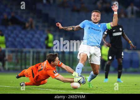 Rome, Italie - le gardien de but de 13 octobre 2022 Jorg Siebenhandl de Sturm Graz fait une économie de Ciro Immobile du Latium (R) lors de l'UEFA Europa League, match de football du Groupe F entre SS Lazio et SK Sturm Graz sur 13 octobre 2022 au Stadio Olimpico à Rome, Italie - photo Federico Proietti / DPPI Banque D'Images