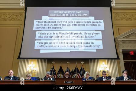 WASHINGTON, DC - OCTOBRE 13 : des extraits de courriels du Service secret sont affichés lors d'une audience du Comité spécial de la Chambre pour enquêter sur l'attaque de 6 janvier sur le Capitole des États-Unis dans le bâtiment du Bureau de la Maison de Cannon sur 13 octobre 2022 à Washington, DC. Le comité bipartisan, peut-être dans son audition finale, rassemble des preuves depuis près d'un an liées à l'attaque de 6 janvier au Capitole des États-Unis. Sur 6 janvier 2021, les partisans de l'ancien président Donald Trump ont attaqué le Capitole des États-Unis lors d'une tentative de perturber un vote du Congrès pour confirmer la victoire du collège électoral Banque D'Images