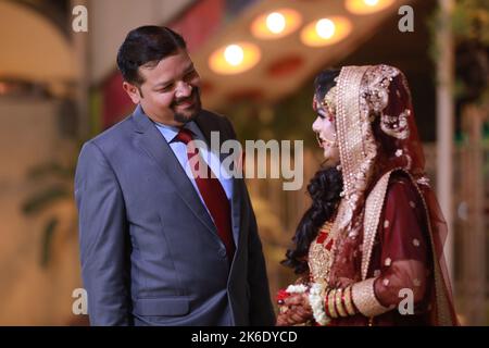 Mariée et marié au Baraat et à la cérémonie Rukhsatee à Karachi, mariage pakistanais moderne avec une touche traditionnelle Banque D'Images