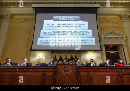 WASHINGTON, DC - OCTOBRE 13 : des extraits des rapports du Service secret sont affichés lors d'une audience du Comité spécial de la Chambre pour enquêter sur l'attaque de 6 janvier sur le Capitole des États-Unis dans le bâtiment du Bureau de la Maison de Cannon sur 13 octobre 2022 à Washington, DC. Le comité bipartisan, peut-être dans son audition finale, rassemble des preuves depuis près d'un an liées à l'attaque de 6 janvier au Capitole des États-Unis. Sur 6 janvier 2021, les partisans de l'ancien président Donald Trump ont attaqué le Capitole des États-Unis lors d'une tentative de perturber un vote du Congrès pour confirmer le wi du collège électoral Banque D'Images