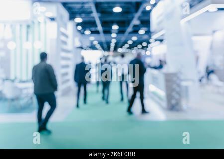 Des gens d'affaires flous dans un hall d'exposition. Photo de haute qualité Banque D'Images