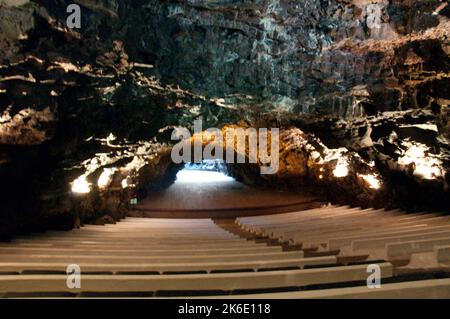 Salle de concert dans un tunnel de lave réduit, Jameos del Agua, Lanzarote, îles Canaries. Le Jameos del Agua est une autre création de Cesar Manrique. Banque D'Images