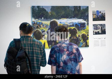 Les gens regardent une image générée à partir des histoires d'enfants déplacés lors de l'évacuation des points chauds dans le sud-est de l'Ukraine à Kiev. L'exposition de ces photos s'appelle 'Save UKR(ai)ne'. Le 2022 février, les troupes russes ont envahi le territoire ukrainien en commençant un conflit qui a provoqué la destruction et une crise humanitaire. Banque D'Images