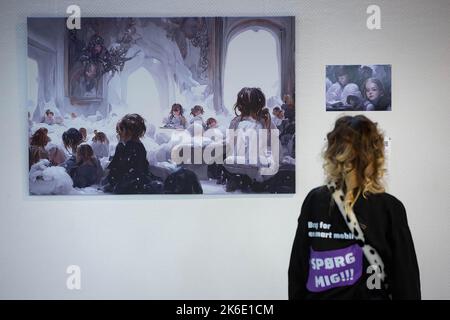 Kiev, Ukraine. 03rd septembre 2022. Une fille regarde une image générée à partir des histoires d'enfants déplacés lors de l'évacuation des points chauds dans le sud-est de l'Ukraine à Kiev. L'exposition de ces photos s'appelle 'Save UKR(ai)ne'. Le 2022 février, les troupes russes ont envahi le territoire ukrainien en commençant un conflit qui a provoqué la destruction et une crise humanitaire. (Photo par Oleksii Chumachenko/SOPA Images/Sipa USA) crédit: SIPA USA/Alay Live News Banque D'Images