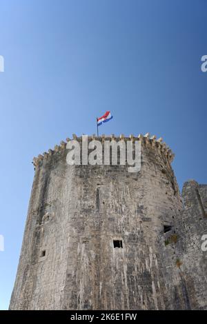 Tour du château avec drapeau, Trogir, Croatie Banque D'Images