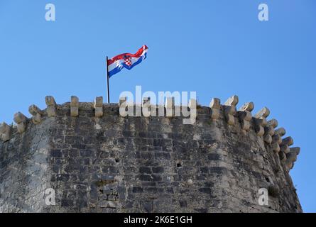 Croatie, tour du château avec drapeau, Trogir Banque D'Images