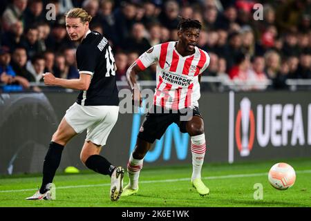 EINDHOVEN - (lr) Marc Hornschuh du FC Zurich, Ibrahim Sangare du PSV Eindhoven pendant le groupe de l'UEFA Europa League Un match entre le PSV Eindhoven et le FC Zurich au stade Phillips sur 13 octobre 2022 à Eindhoven, pays-Bas. ANP OLAF KRAAK Banque D'Images