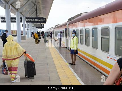 KENYA, Nairobi Terminus, gare ferroviaire de passagers pour Madaraka train express à Mombasa, la ligne ferroviaire a été financée et construite par la Chine / KENIA, Nairobi, Nairobi Terminus à Syokimau, Bahnhof für den Madaraka Express Zug nach Mombasa, Die Bahnlinie wurde von China Road and Bridge Corporation CRBC gebaut und von der chinesischen EXIM Export-Import-Bank finanziert Banque D'Images