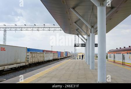 KENYA, terminal de Nairobi, gare ferroviaire pour les trains de voyageurs et de conteneurs à destination de Mombasa, la ligne ferroviaire a été financée et construite par la Chine / KENIA, Nairobi, terminal de Nairobi à Syokimau, Bahnhof für Passagier und Fracht Züge nach Mombasa, Die Bahnlinie wurde von China Road and Bridge Corporation CRBC gebaut und von der chinesischen EXIM Export-Import-Bank finanziert Banque D'Images