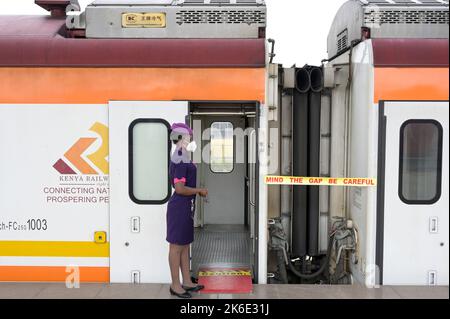 KENYA, Nairobi Terminus, gare ferroviaire de passagers pour Madaraka train express à Mombasa, la ligne ferroviaire a été financée et construite par la Chine / KENIA, Nairobi, Nairobi Terminus à Syokimau, Bahnhof für den Madaraka Express Zug nach Mombasa, Die Bahnlinie wurde von China Road and Bridge Corporation CRBC gebaut und von der chinesischen EXIM Export-Import-Bank finanziert, Stewadeß Banque D'Images