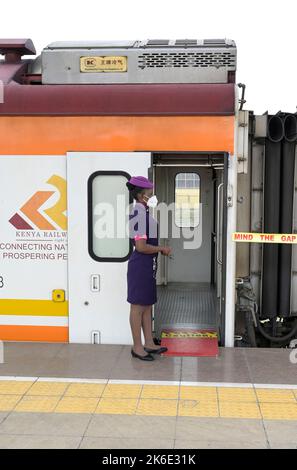 KENYA, Nairobi Terminus, gare ferroviaire de passagers pour Madaraka train express à Mombasa, la ligne ferroviaire a été financée et construite par la Chine / KENIA, Nairobi, Nairobi Terminus à Syokimau, Bahnhof für den Madaraka Express Zug nach Mombasa, Die Bahnlinie wurde von China Road and Bridge Corporation CRBC gebaut und von der chinesischen EXIM Export-Import-Bank finanziert, Stewadeß Banque D'Images