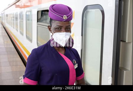 KENYA, Nairobi Terminus, gare ferroviaire de passagers pour Madaraka train express à Mombasa, la ligne ferroviaire a été financée et construite par la Chine / KENIA, Nairobi, Nairobi Terminus à Syokimau, Bahnhof für den Madaraka Express Zug nach Mombasa, Die Bahnlinie wurde von China Road and Bridge Corporation CRBC gebaut und von der chinesischen EXIM Export-Import-Bank finanziert, Stewadeß Banque D'Images