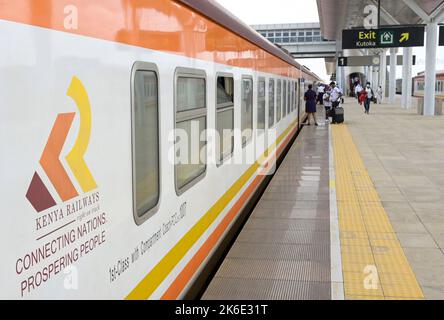 KENYA, Nairobi Terminus, gare ferroviaire de passagers pour Madaraka train express à Mombasa, la ligne ferroviaire a été financée et construite par la Chine / KENIA, Nairobi, Nairobi Terminus à Syokimau, Bahnhof für den Madaraka Express Zug nach Mombasa, Die Bahnlinie wurde von China Road and Bridge Corporation CRBC gebaut und von der chinesischen EXIM Export-Import-Bank finanziert Banque D'Images