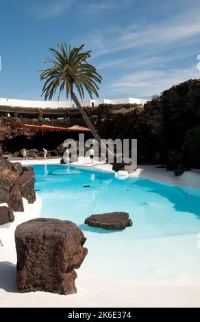 Piscine dans un tunnel de lave réduit, Jameos del Agua, Lanzarote, îles Canaries. Le Jameos del Agua est une autre création de Cesar Manrique. Le Banque D'Images