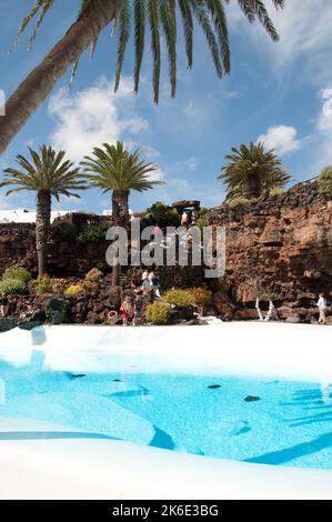 Piscine dans un tunnel de lave réduit, Jameos del Agua, Lanzarote, îles Canaries. Le Jameos del Agua est une autre création de Cesar Manrique. Le Banque D'Images