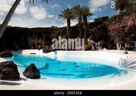 Piscine dans un tunnel de lave réduit, Jameos del Agua, Lanzarote, îles Canaries. Le Jameos del Agua est une autre création de Cesar Manrique. Le Banque D'Images