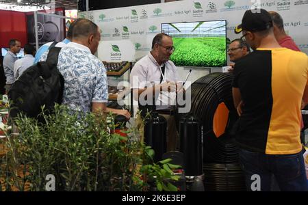 Tunis, Tunisie. 13th octobre 2022. Les gens visitent l'exposition internationale de l'investissement agricole et de la technologie à Tunis, Tunisie, le 13 octobre 2022. L'édition 14th de l'exposition internationale de l'investissement et de la technologie agricoles (SIAT 2022) s'est ouverte mercredi dans la banlieue nord de Tunis. Crédit: Adel Ezzine/Xinhua/Alamy Live News Banque D'Images