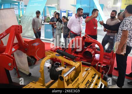 Tunis, Tunisie. 13th octobre 2022. Les gens visitent l'exposition internationale de l'investissement agricole et de la technologie à Tunis, Tunisie, le 13 octobre 2022. L'édition 14th de l'exposition internationale de l'investissement et de la technologie agricoles (SIAT 2022) s'est ouverte mercredi dans la banlieue nord de Tunis. Crédit: Adel Ezzine/Xinhua/Alamy Live News Banque D'Images