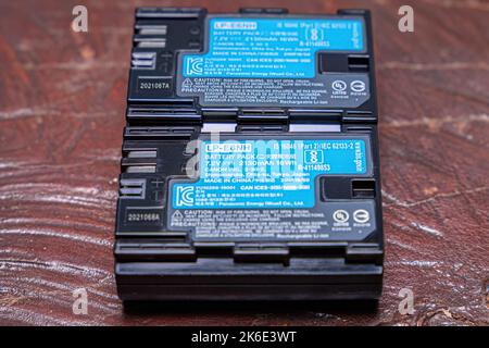 Itaja, Goias, Brésil - 09 21 2022: Modèle de batterie électrique LP-E6NH des nouveaux appareils photo sans miroir canon Banque D'Images