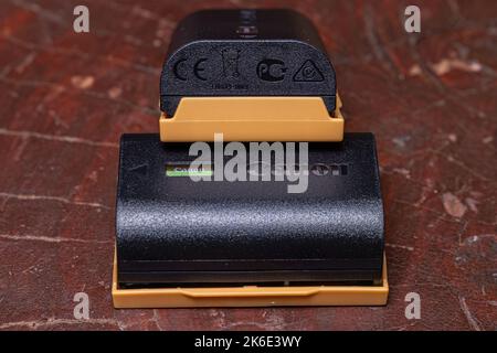 Itaja, Goias, Brésil - 09 21 2022: Modèle de batterie électrique LP-E6NH des nouveaux appareils photo sans miroir canon Banque D'Images