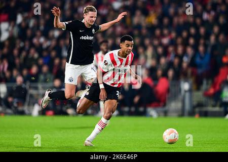 EINDHOVEN - (lr) Marc Hornschuh du FC Zurich, Cody Gakpo du PSV Eindhoven pendant le groupe de l'UEFA Europa League Un match entre le PSV Eindhoven et le FC Zurich au stade Phillips sur 13 octobre 2022 à Eindhoven, pays-Bas. ANP OLAF KRAAK Banque D'Images