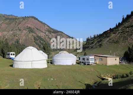 Boz Uy (yourtes kirghizes), Camp de Yourt doré, Vallée des fleurs, Jeti Oguz, montagnes Tien Shan, Région d'Issyk Kul, Kirghizistan, Asie centrale Banque D'Images