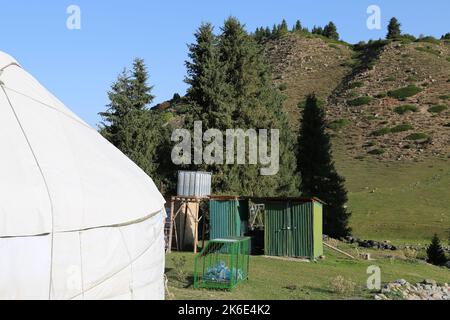 Boz Uy (yourtes kirghizes), Camp de Yourt doré, Vallée des fleurs, Jeti Oguz, montagnes Tien Shan, Région d'Issyk Kul, Kirghizistan, Asie centrale Banque D'Images