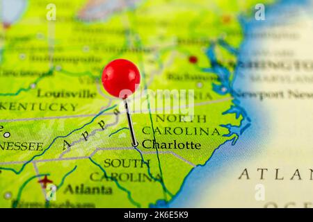 Carte de Charlotte. Carte de Charlotte PIN. Gros plan sur la carte de Charlotte avec une épingle rouge. Carte avec pointe rouge de Charlotte aux Etats-Unis. Banque D'Images