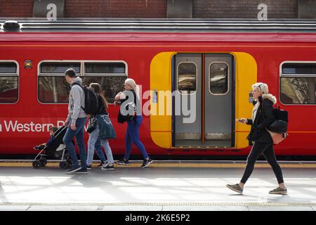 Passagers quittant le train South Western Railway à la gare de Londres Waterloo, Angleterre Royaume-Uni Banque D'Images