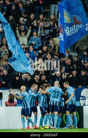 Stockholm, Suède, le 13 octobre 2022, les joueurs de Djurgarden célèbrent après avoir marqué le 4-0 lors d'un match de football entre le suédois Djurgarden IF et le belge KAA Gent, le jeudi 13 octobre 2022 à Stockholm, en Suède, le quatrième jour de la conférence de l'UEFA Europa Conference League. BELGA PHOTO JASPER JACOBS Banque D'Images