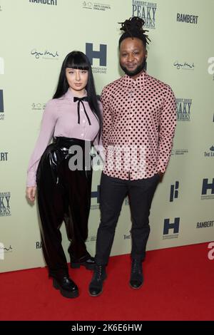 Nange Magro et Roman GianArthur participant à la soirée d'ouverture des Peaky Blinders de Rambert : la Rédemption de Thomas Shelby, au Troubadour Wembley Park Theatre de Londres. Date de la photo: Jeudi 13 octobre 2022. Banque D'Images