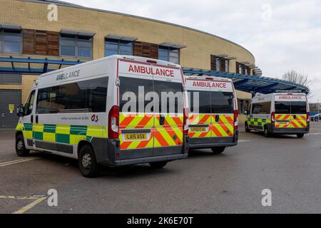 Ambulances à l'hôpital Queen's de Romford, London Borough of Hauging, Royaume-Uni Banque D'Images