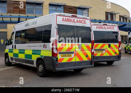 Ambulances à l'hôpital Queen's de Romford, London Borough of Hauging, Royaume-Uni Banque D'Images