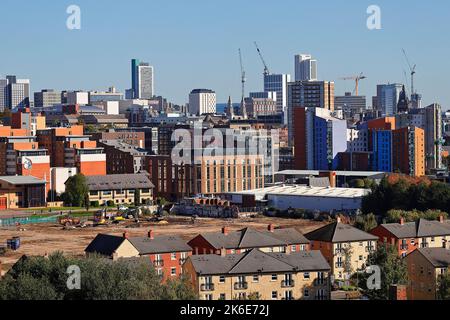 Vue sur le centre-ville de Leeds. Le terrain vide ci-dessous est le site de développement City Reach sur Kirkstall Road. Banque D'Images