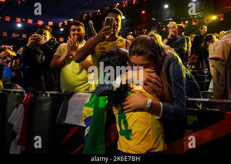 APELDOORN, PAYS-BAS - OCTOBRE 13: Ana Carolina Da Silva du Brésil est félicité par sa petite amie Anne Buijs des pays-Bas lors du demi-finale match entre l'Italie et le Brésil le jour 19 du Championnat du monde de volley-ball FIVB Womens 2022 à l'Omnisport Apeldoorn sur 13 octobre, 2022 à Apeldoorn, pays-Bas (photo de René Nijhuis/Orange Pictures) Banque D'Images