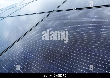 Gros plan des panneaux solaires à la lumière du jour Banque D'Images
