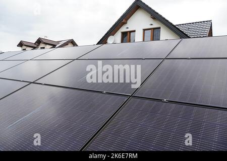 Grands panneaux solaires à côté des maisons dans la banlieue résidentielle Banque D'Images